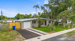 3 bedrooms and 2 bathrooms Charming Beachside House with King Bed
